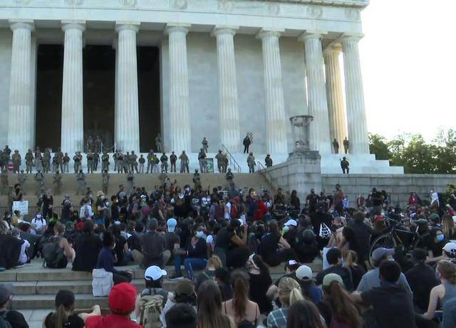 数百人聚集林肯纪念堂前示威 美国确诊新冠182万或因抗议再暴增