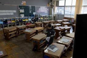 日本小学开始使用去年3月文部科学省审定通过的教科书