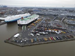 大量进口电动车堆积在欧洲港口