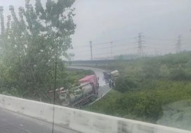 上海绕城高速：一辆集装箱车侧翻，洗涤剂流一地